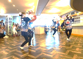 写真：秋田舞踊の披露